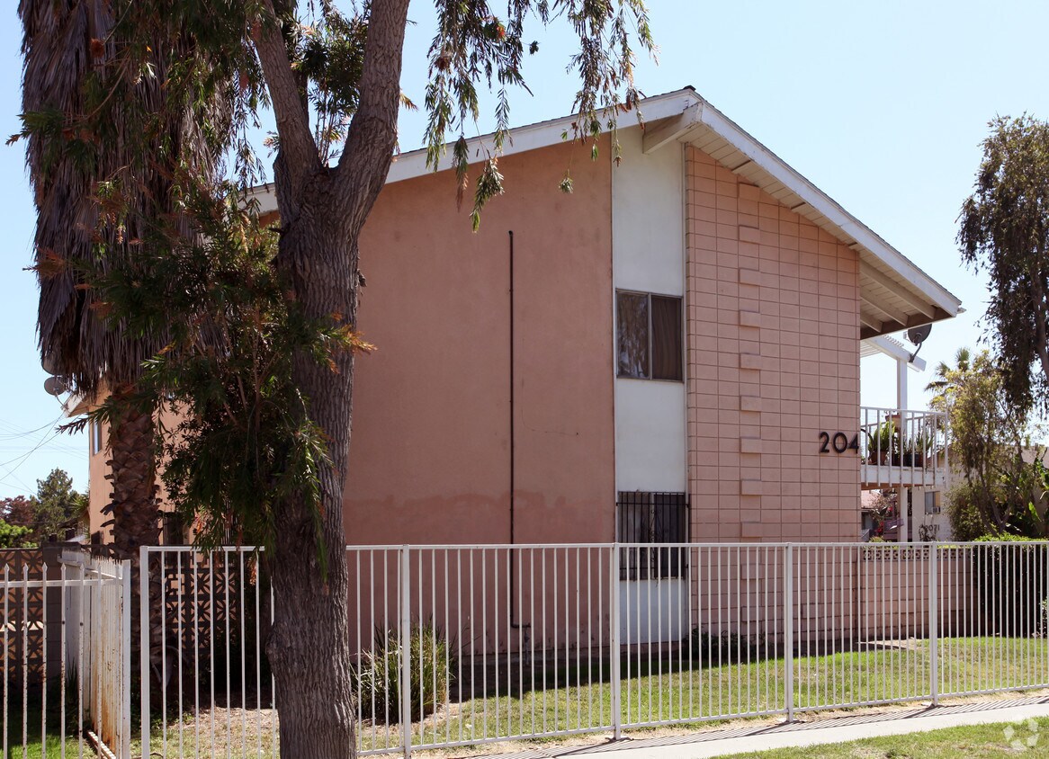 Primary Photo - 204 E Pearson Ave