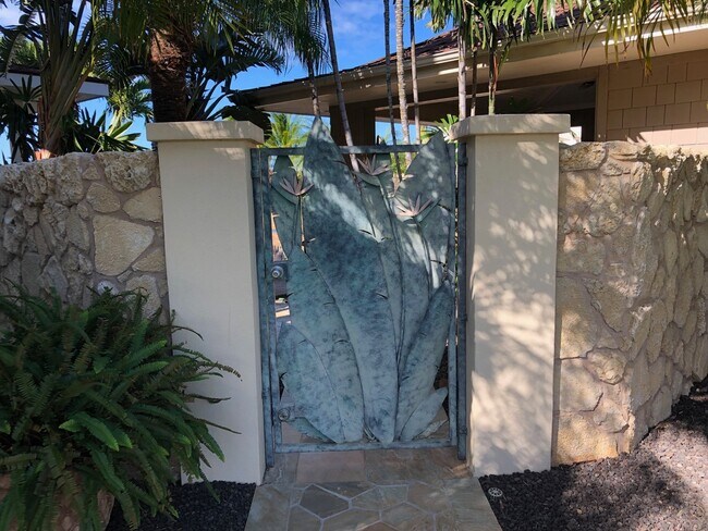 Foto del edificio - SOUTH MAUI BEAUTIFUL HOME WITH POOL IN MOANA ESTATES --