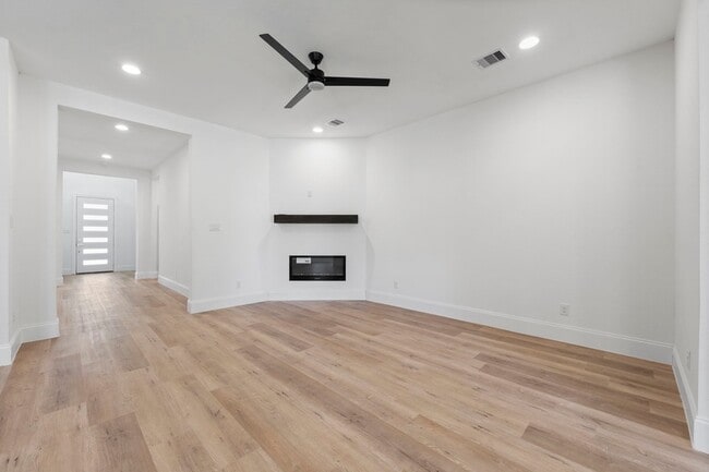 Building Photo - 3531 White Oak Point Dr