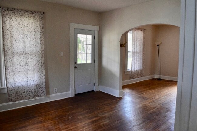 Building Photo - 585 N Spring St