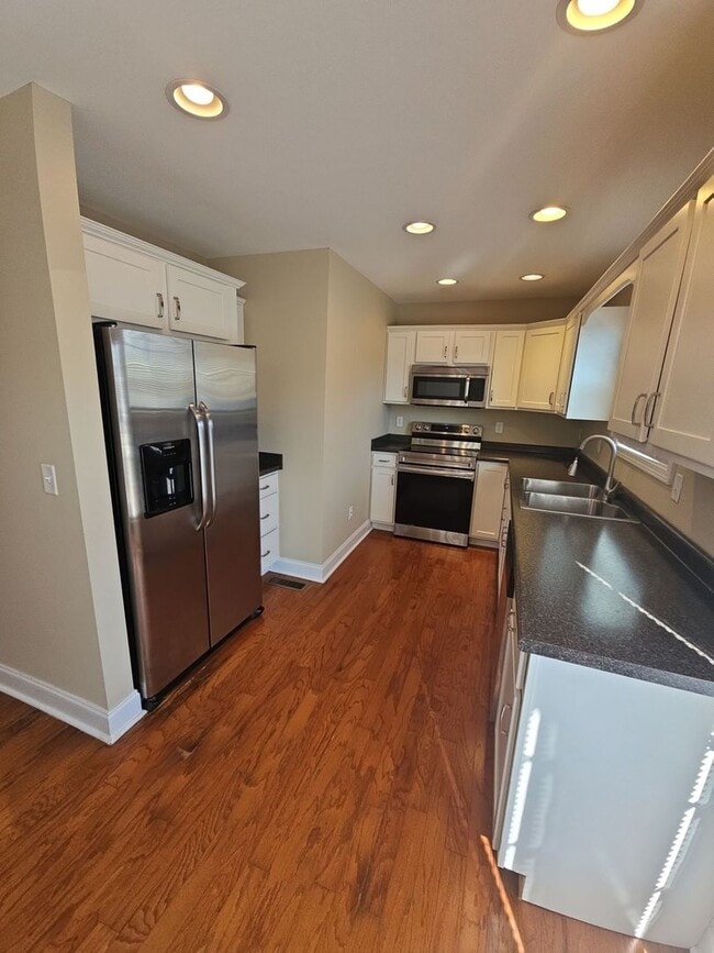 Building Photo - 2015 Reserve Dr