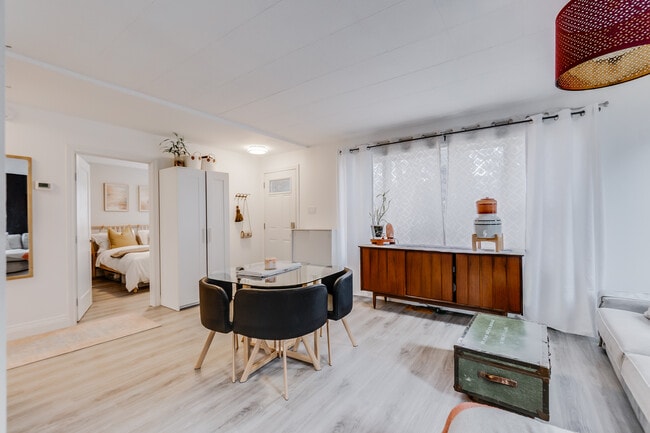 Building Photo - Stylish & Spacious 2-Bedroom + Den Home wi...