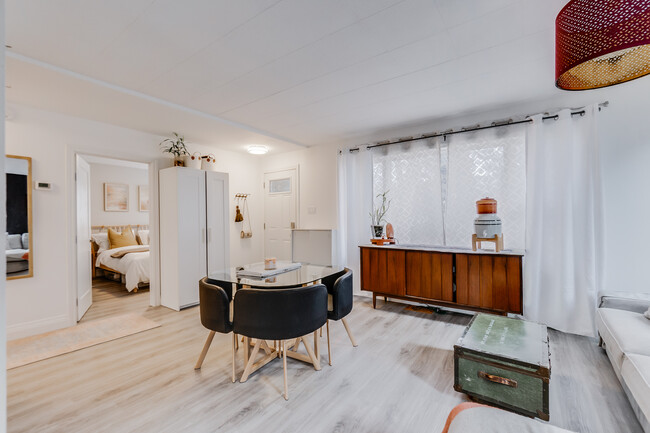Photo du bâtiment - Stylish & Spacious 2-Bedroom + Den Home wi...