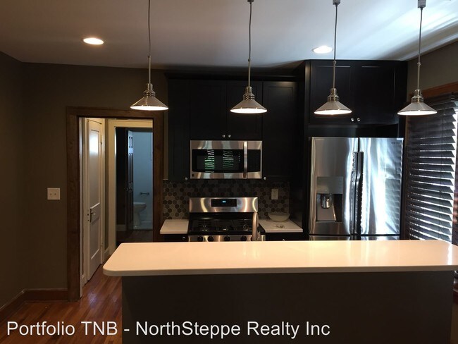 Building Photo - 4 br, 2.5 bath Apartment - 425 E 15th Avenue