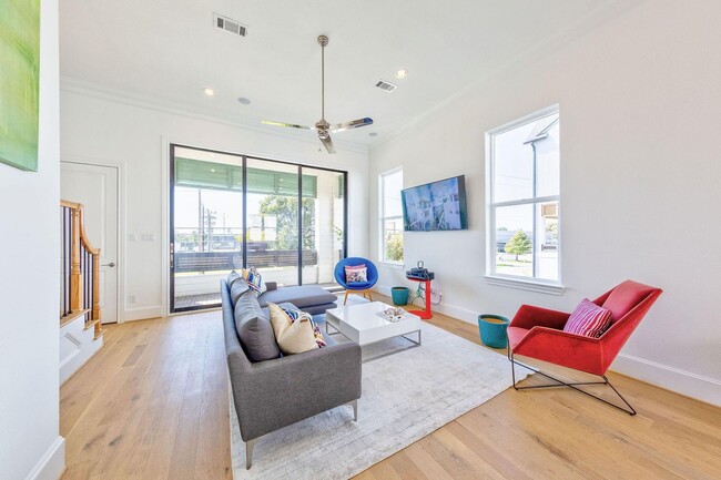 Building Photo - Modern Contemporary Townhome in The Medica...