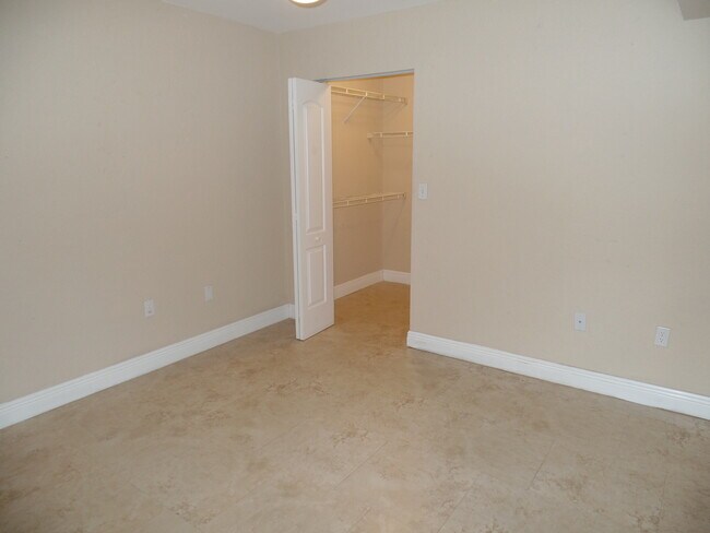 Building Photo - 2811 N Oakland Forest Dr