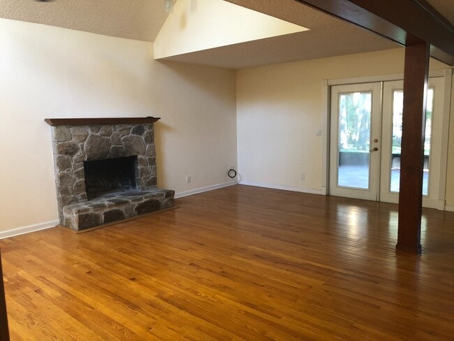 Building Photo - Beautiful Two-Story Home at the Beach