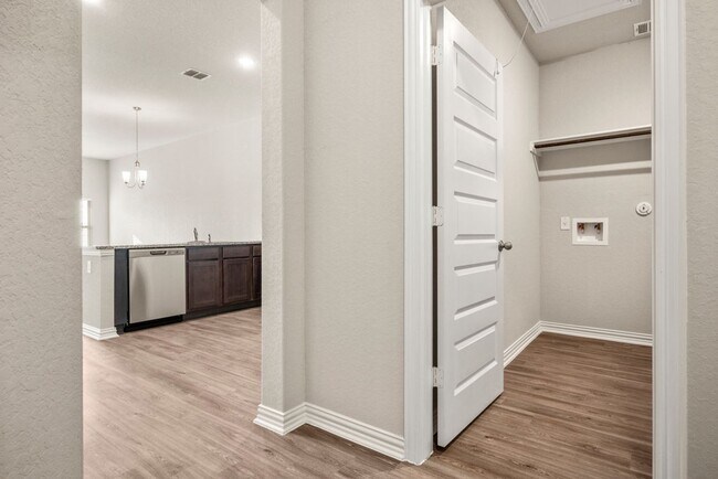 Foto del edificio - AVAILABLE NOW! STUNNING 3 BEDROOM DUPLEX L...