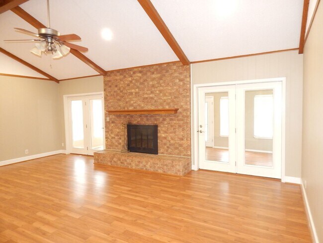 Building Photo - South Tyler, Beautiful 3 Bedroom, 2 Bath Home with RV Parking!