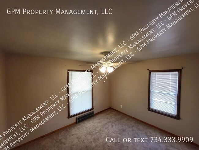 Building Photo - Southgate home for You!