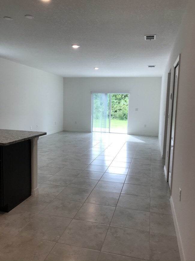 Foto del edificio - 1334 SW Kapok Ave