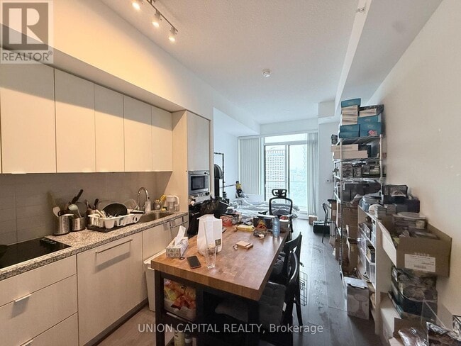 Building Photo - 115 Blue Jays Way