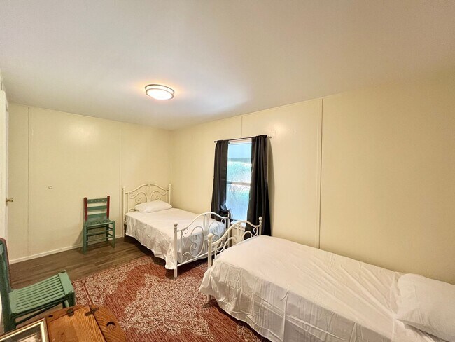 Foto del edificio - Three Bedroom Home with a Spacious Backyard