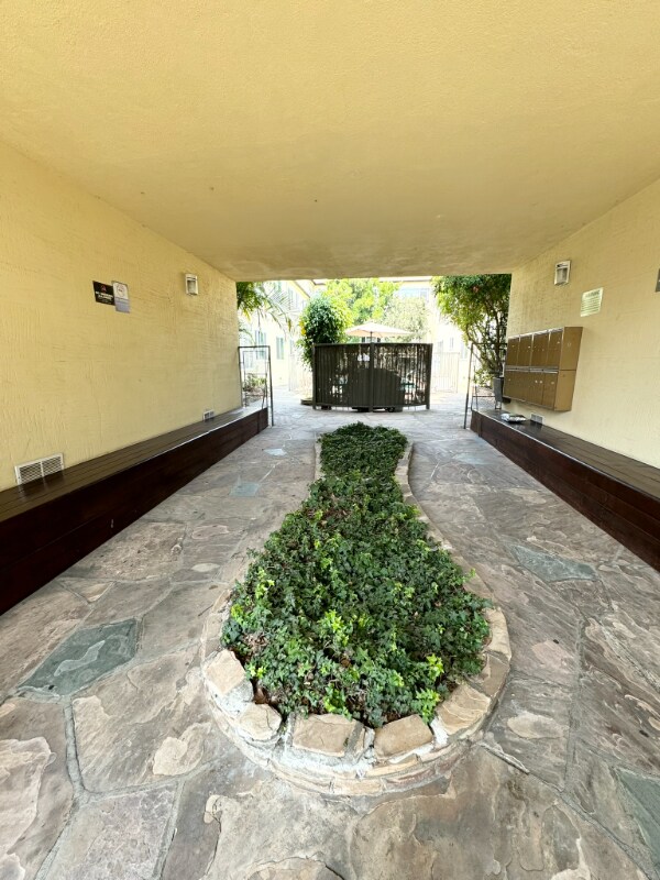 Foto del edificio - 905 N Sweetzer Ave