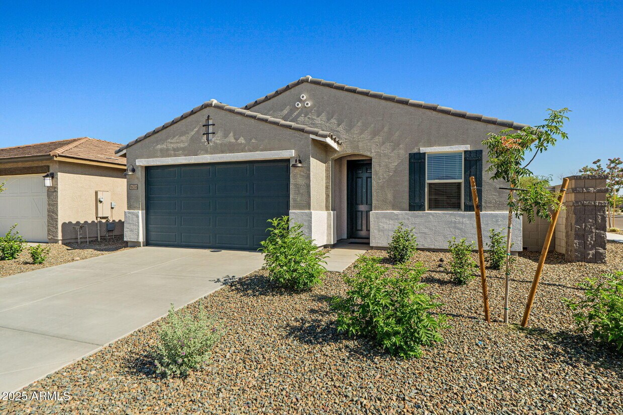 Foto principal - 16006 W Cottontail Ln