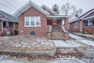 Building Photo - 2403 Elm St