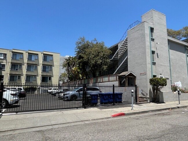 Foto del edificio - Comfortable, cozy 1-bdr right at downtown Shattuck Ave,  in close proximity to the Cal campus.