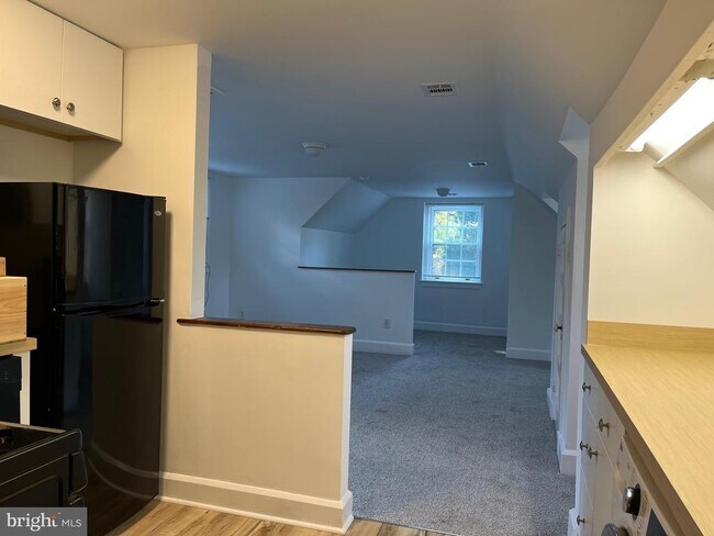 Building Photo - 16 Dartmouth Ln