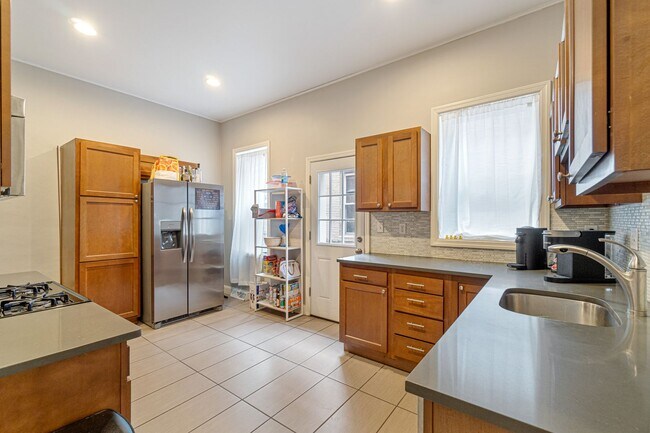 Foto del edificio - 5 bed, 2.5 Bath, Southside Flats