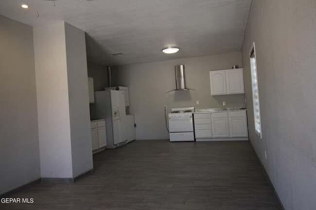 Building Photo - 8636 Leo Street