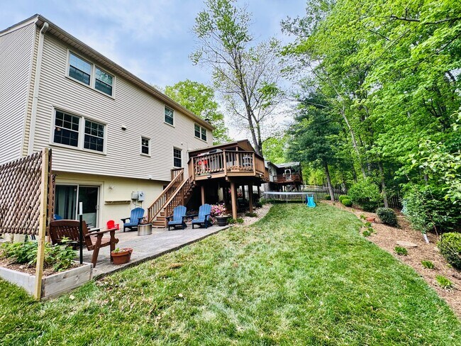 Foto del edificio - BEAUTIFUL AND PRIVATE LAKE RIDGE HOME