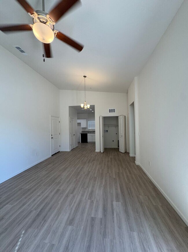 Building Photo - 4214