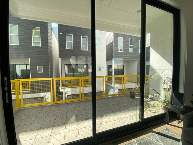 Spacious LV porch with full sliding glass panels. Comes with water and gas hookups for BBQs! - 1215 Hickory St