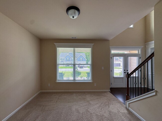Foto del edificio - Stunning 5 Bed 4.5 Bath Fayetteville Home with Fenced Yard
