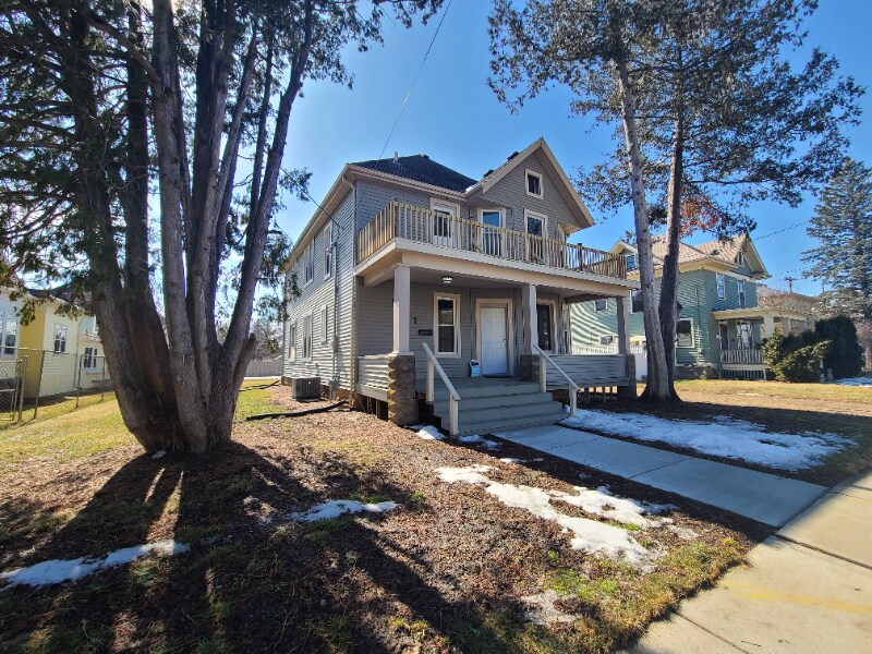 1017 E Main St Unit 2, Stoughton, WI 53589 Room for Rent in Stoughton