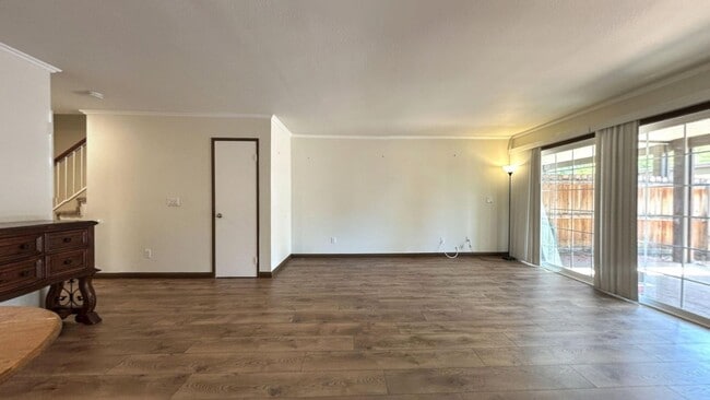 Building Photo - 2 Bedroom 1.5 Bath Townhome Available in S...