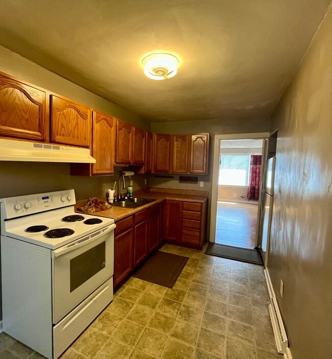 Building Photo - Three bedroom on golf course