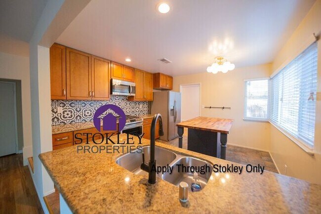 Building Photo - 2074 Silver Lake Way