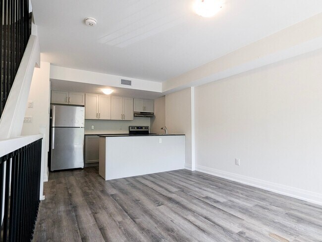 Photo du bâtiment - Huge Stacked Townhouse - 2 Bedrooms On A Park