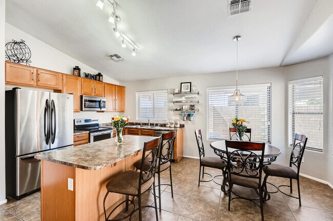 Building Photo - Solar makes this 4bedroom Goodyear home a ...