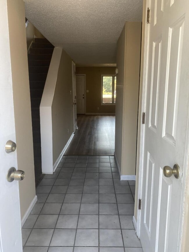 Building Photo - 401 Garden Dr
