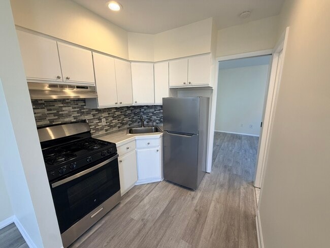 Building Photo - 14 Oakwood Ave