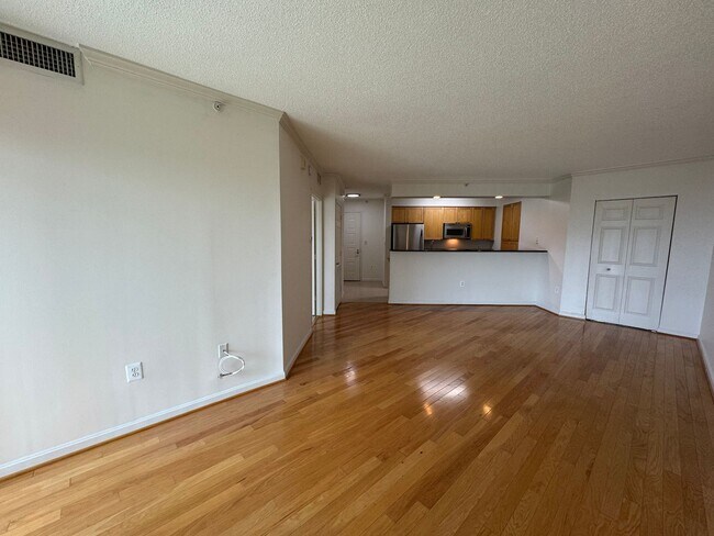 Building Photo - Sun-filled 1 Bed 1 Bath Condo With Private...