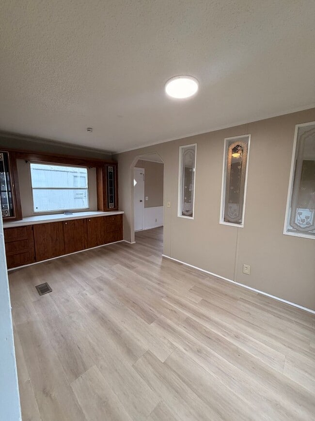 Building Photo - 3 bedroom, 2 bath Mobile Home in Yorktowne