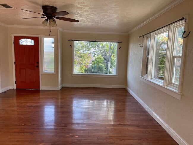 Foto del edificio - CHARMING 4 BED 2 BATH HOUSE NEAR DOWNTOWN