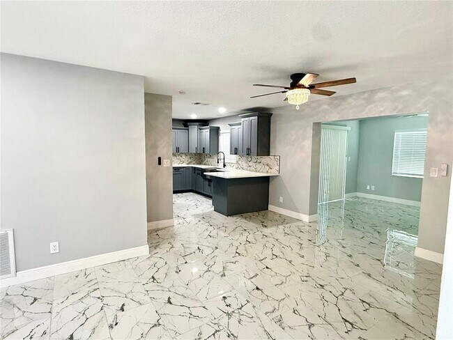 Foto del edificio - 7102 Carmel Ave