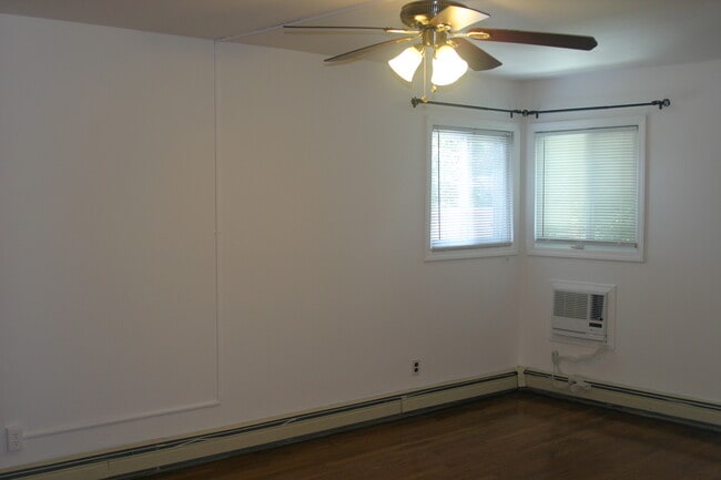 Building Photo - 180 Main Pky W