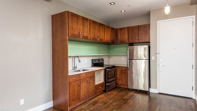 Building Photo - 4 br, 2 bath Apartment - 137 Hart St Unit 2D