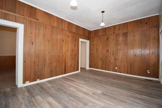 Building Photo - 615 South Vienna St.