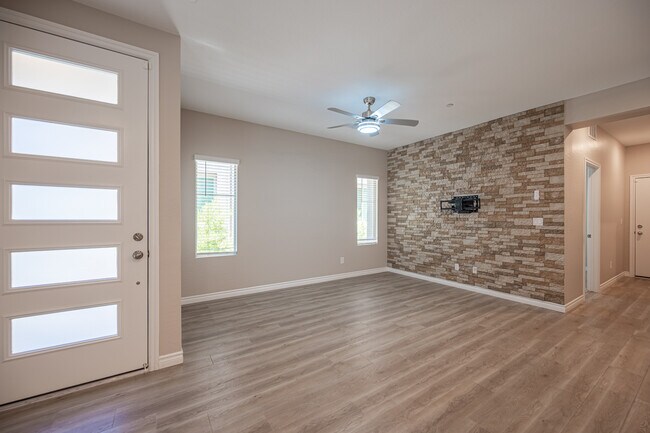 Foto del edificio - 600 N Carriage Hill Dr