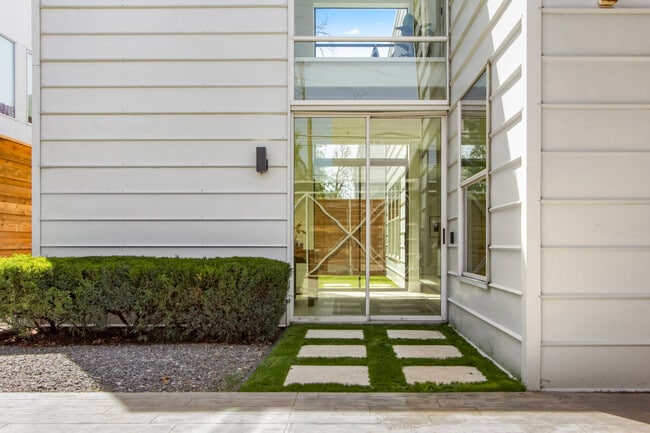 Foto del edificio - 2319 N Carroll Ave