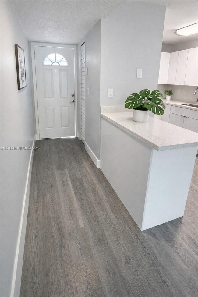 Foto del edificio - 10000 NW 80th Ct