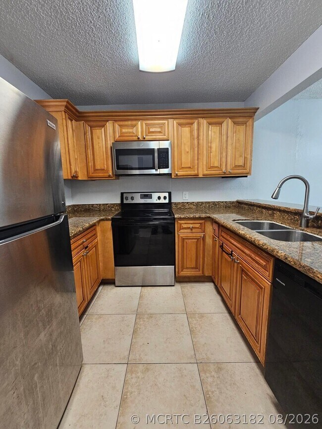 Building Photo - 1453 Lake Crystal Dr