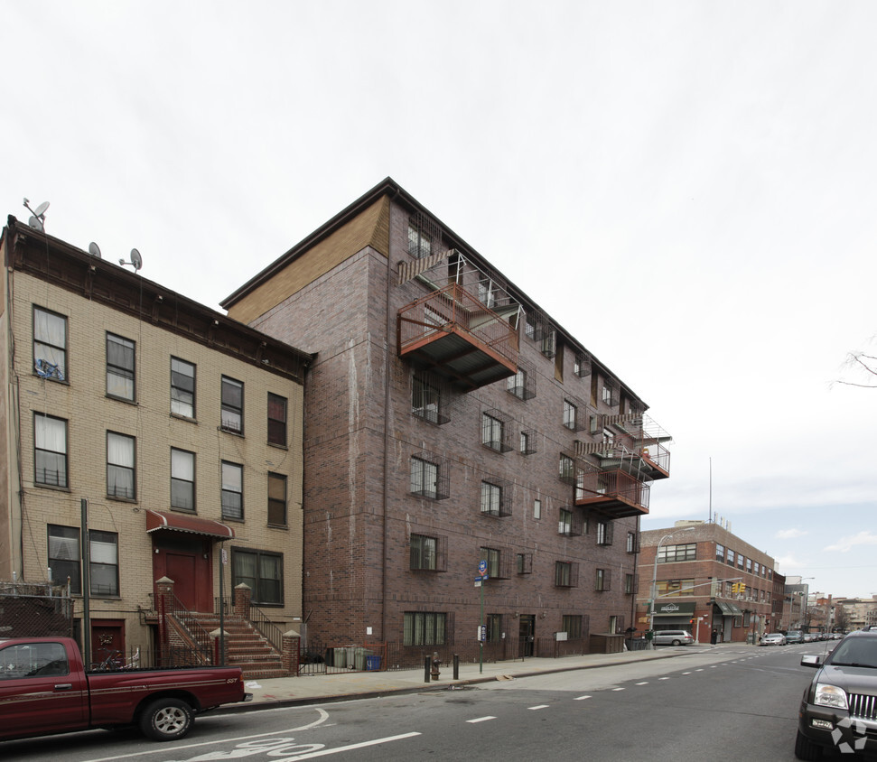 Building Photo - 450 Park Ave