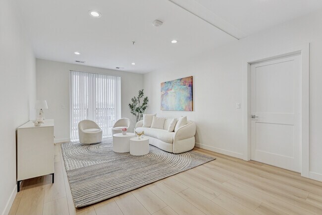 Foto del edificio - 9201 N Milwaukee Ave