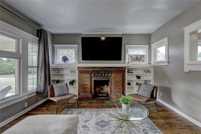 Foto del edificio - Charming Remodeled Craftsman Bungalow Near...